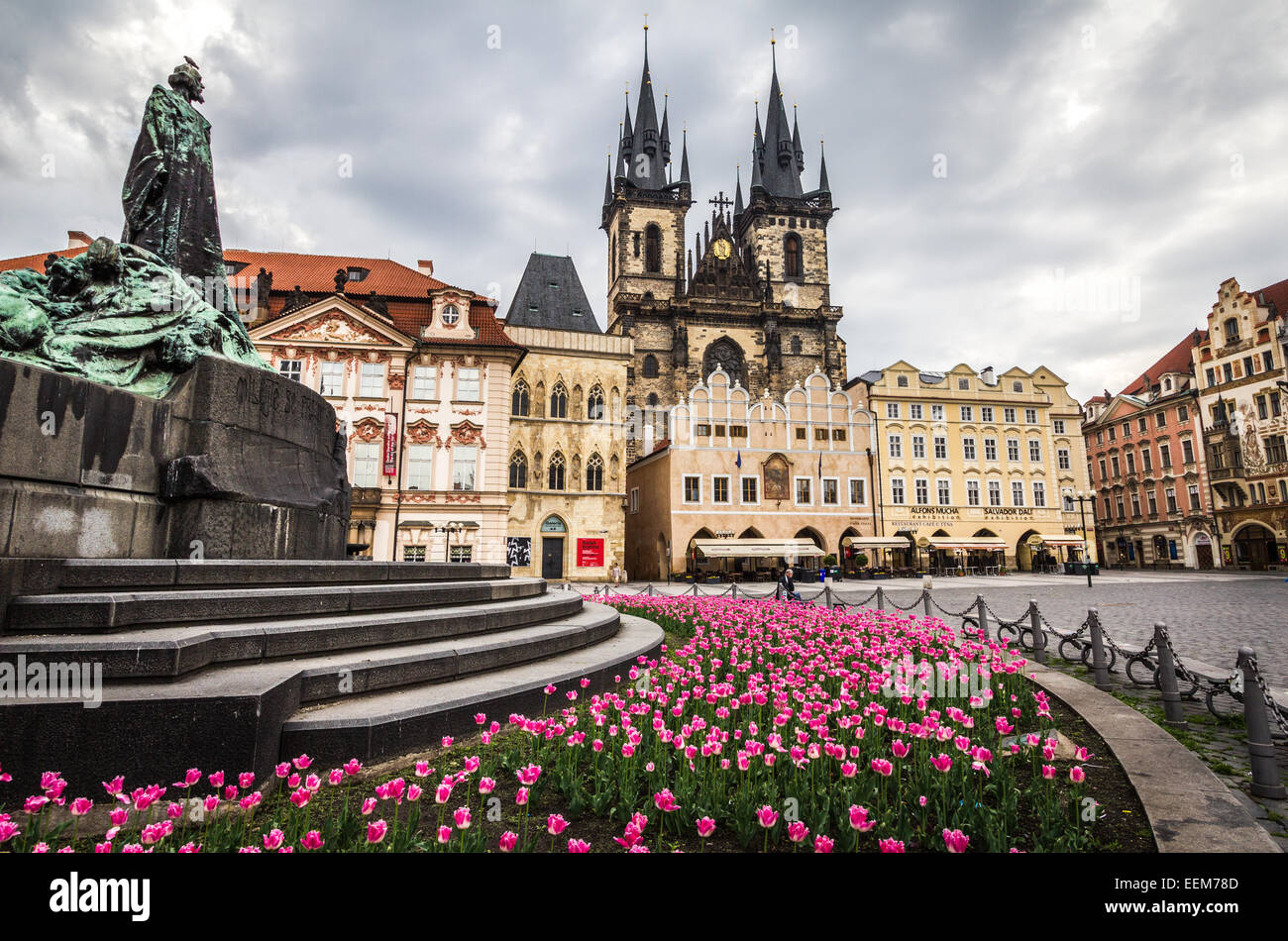 République tchèque, Prague, Monument avec parterre de fleurs sur la place de la vieille ville Banque D'Images