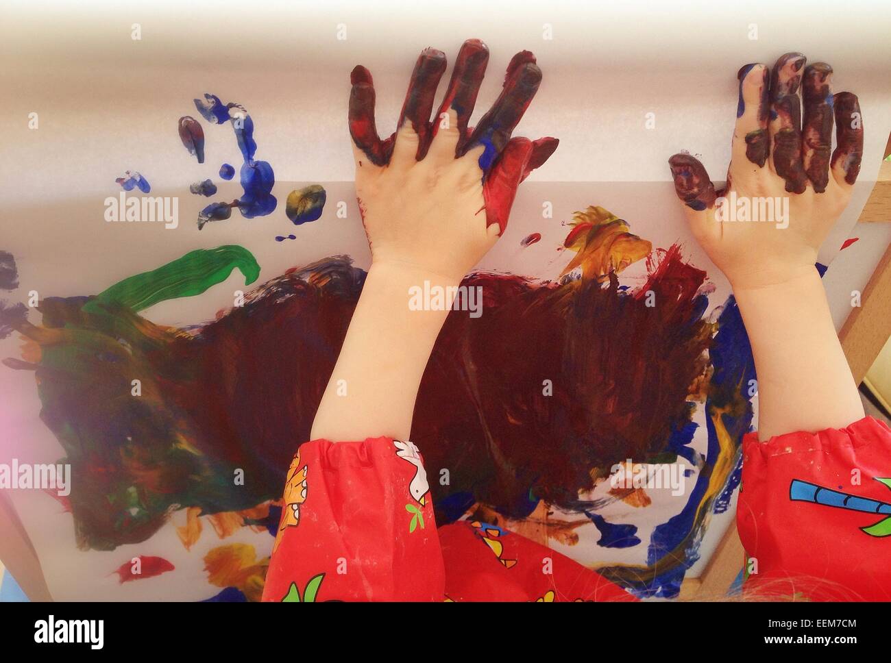 Kid (2-3) la peinture avec les mains Banque D'Images