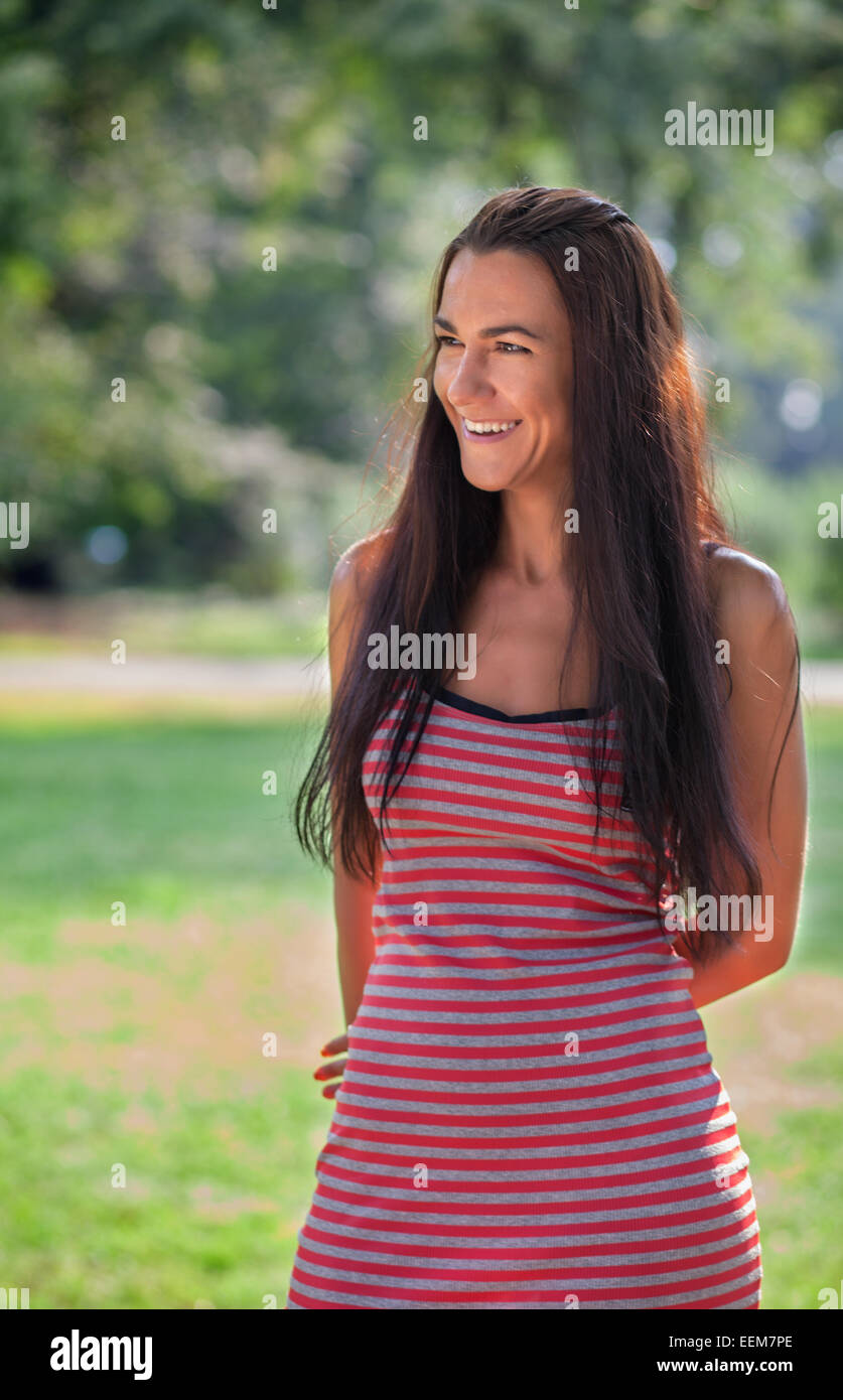 Belle femme aux cheveux longs smiling Banque D'Images