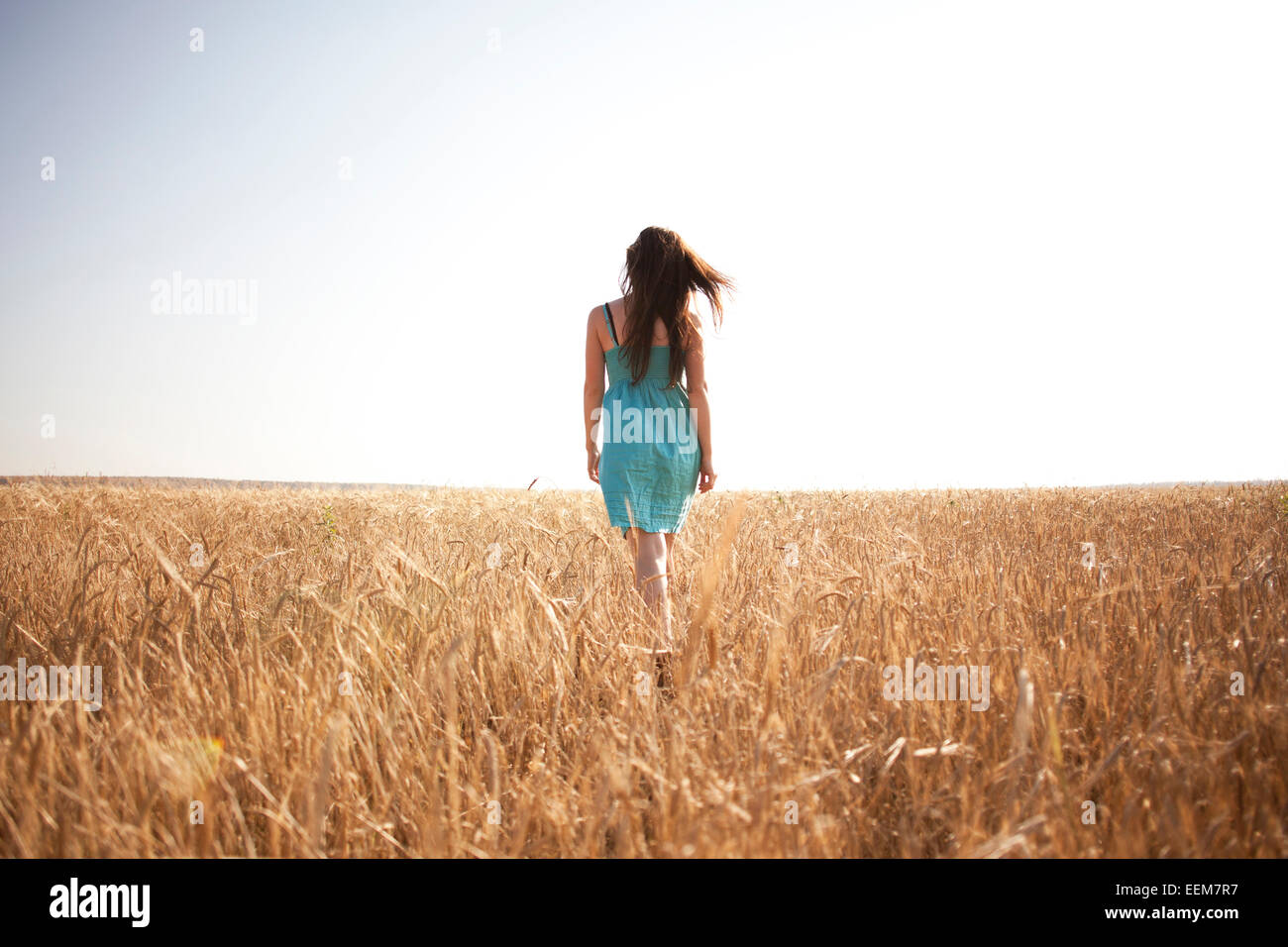 Caucasian woman walking in rural field Banque D'Images
