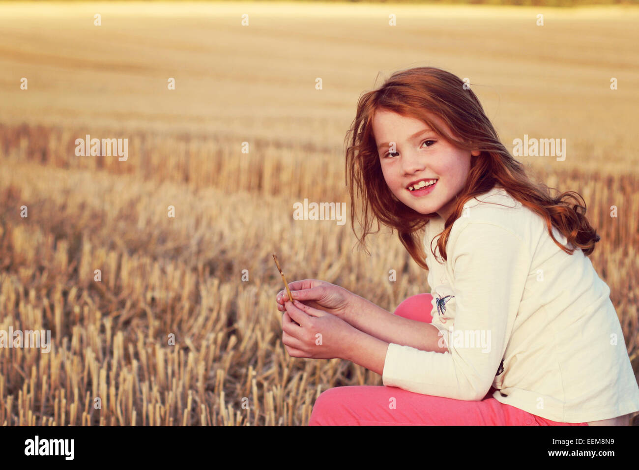 Girl (6-7) in cornfield Banque D'Images