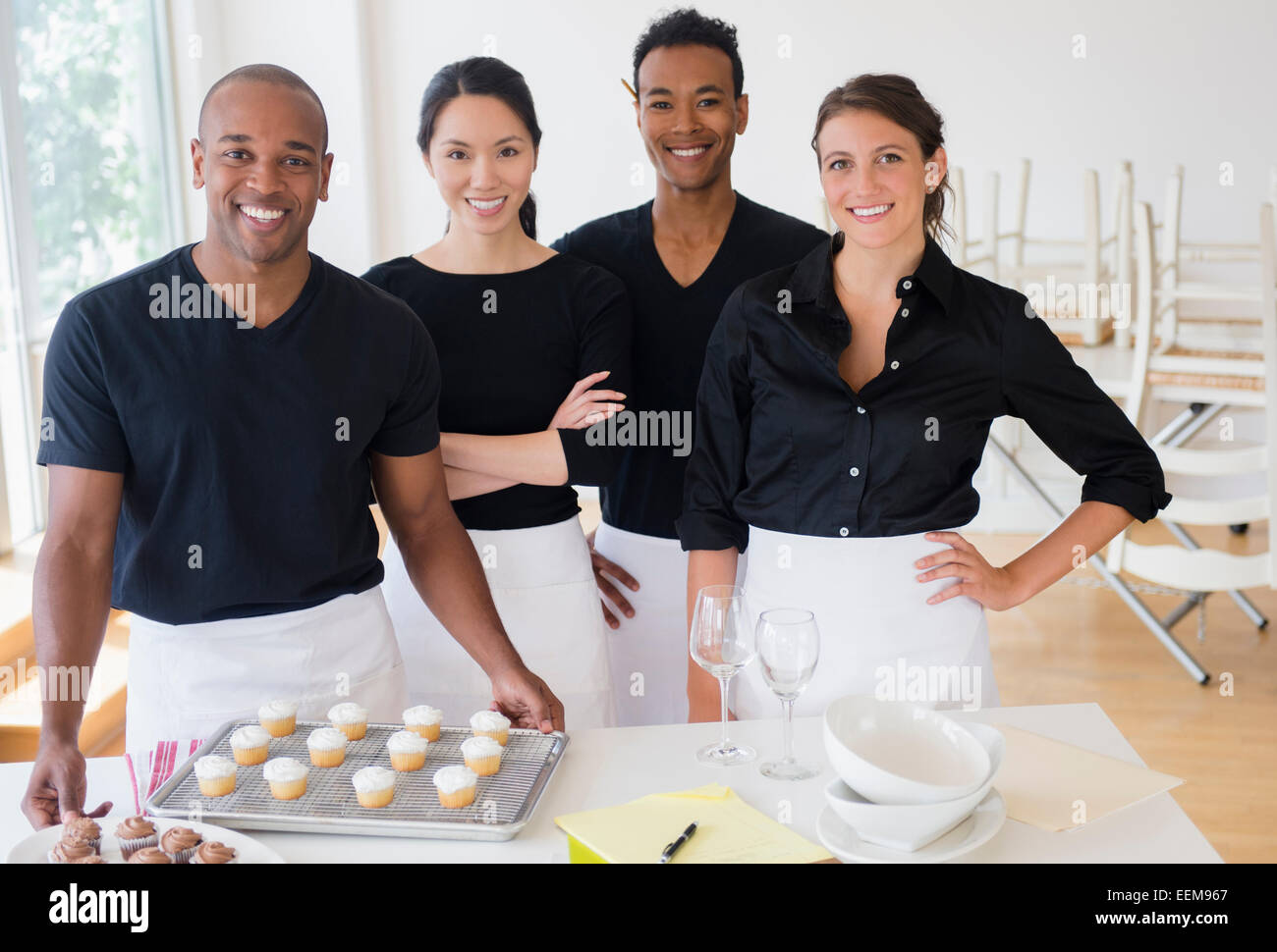 Les traiteurs smiling avec de la nourriture dans un espace Banque D'Images