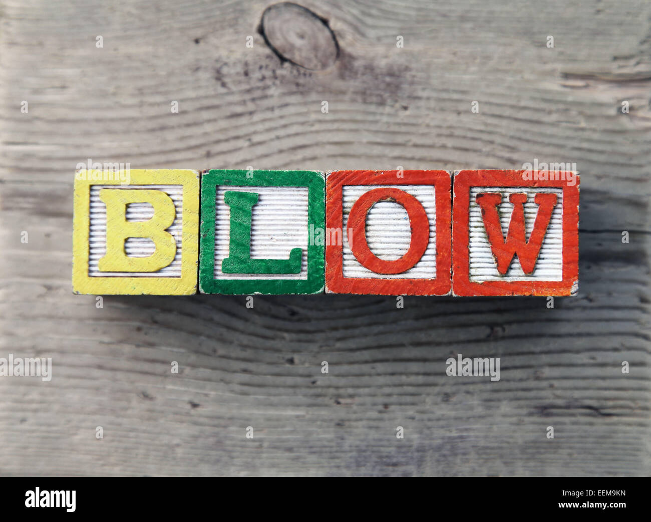 C'est une photo Vue de dessus des blocs en bois cubes en bois ou combinées ensemble pour créer le mot BLOW Banque D'Images