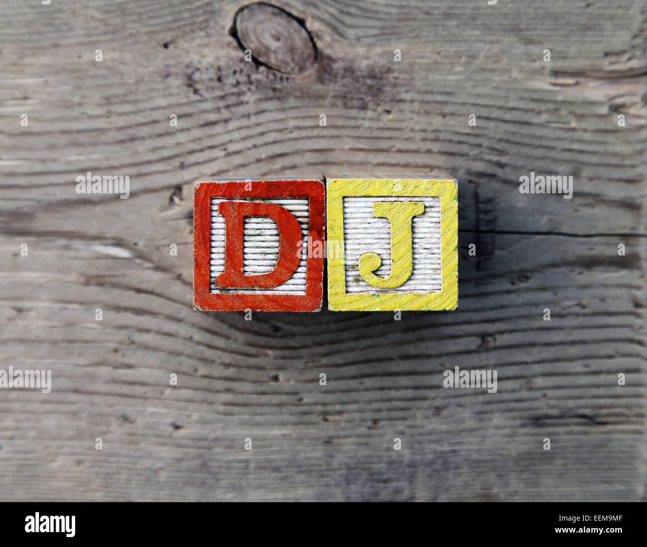 C'est une photo Vue de dessus des blocs en bois cubes en bois ou combinées ensemble pour créer l'acronyme pour DJ Disc Jockey Banque D'Images