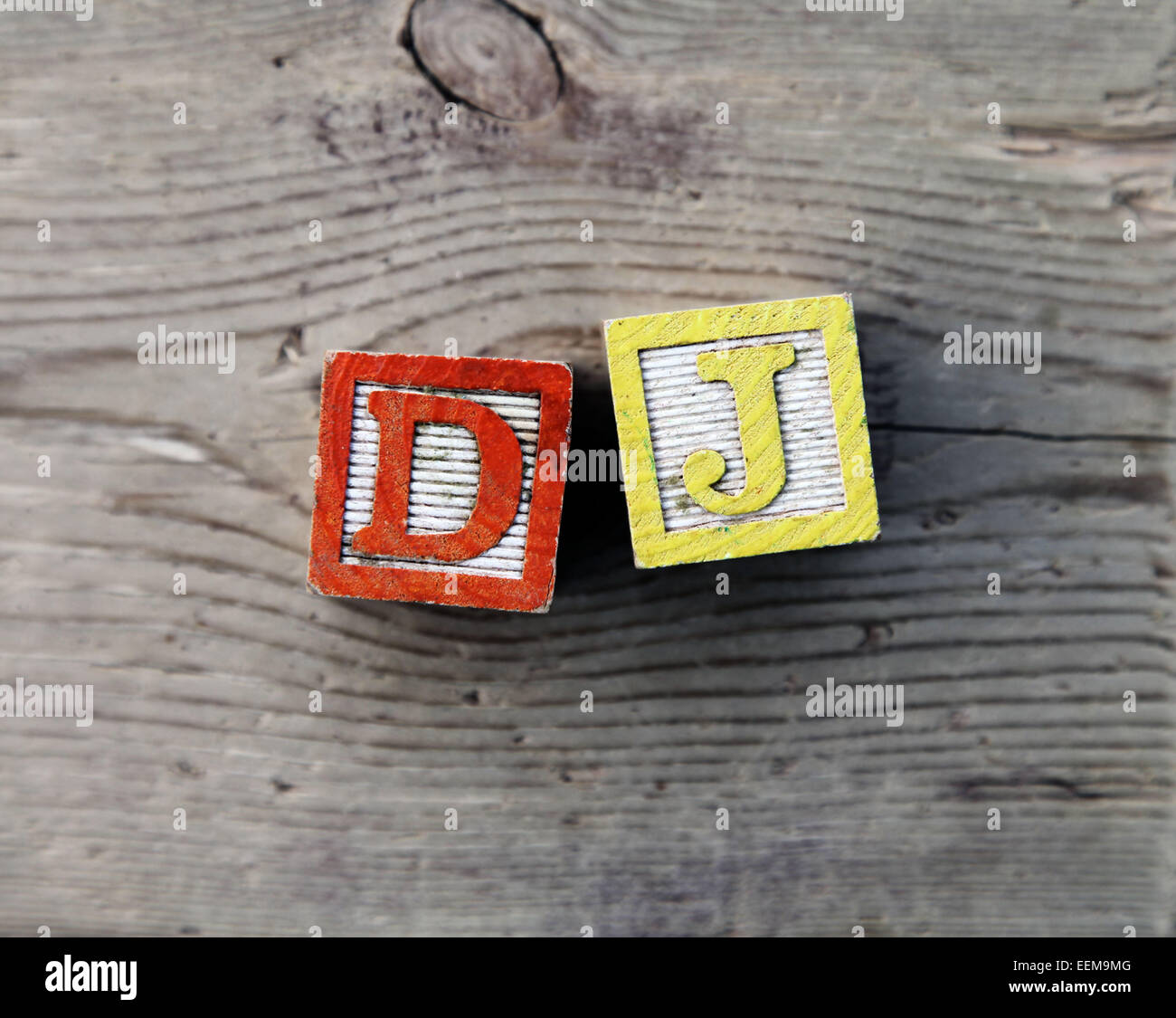C'est une photo Vue de dessus des blocs en bois cubes en bois ou combinées ensemble pour créer l'acronyme pour DJ Disc Jockey Banque D'Images