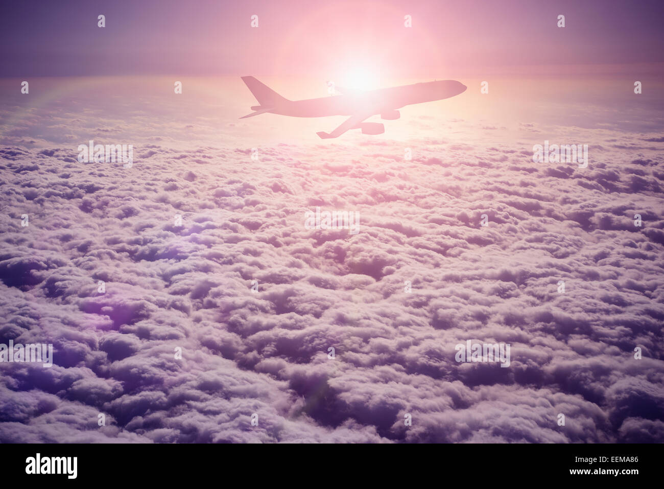 Silhouette d'avion survolant les nuages Banque D'Images Silhouette d'avion survolant les nuages Banque D'Images