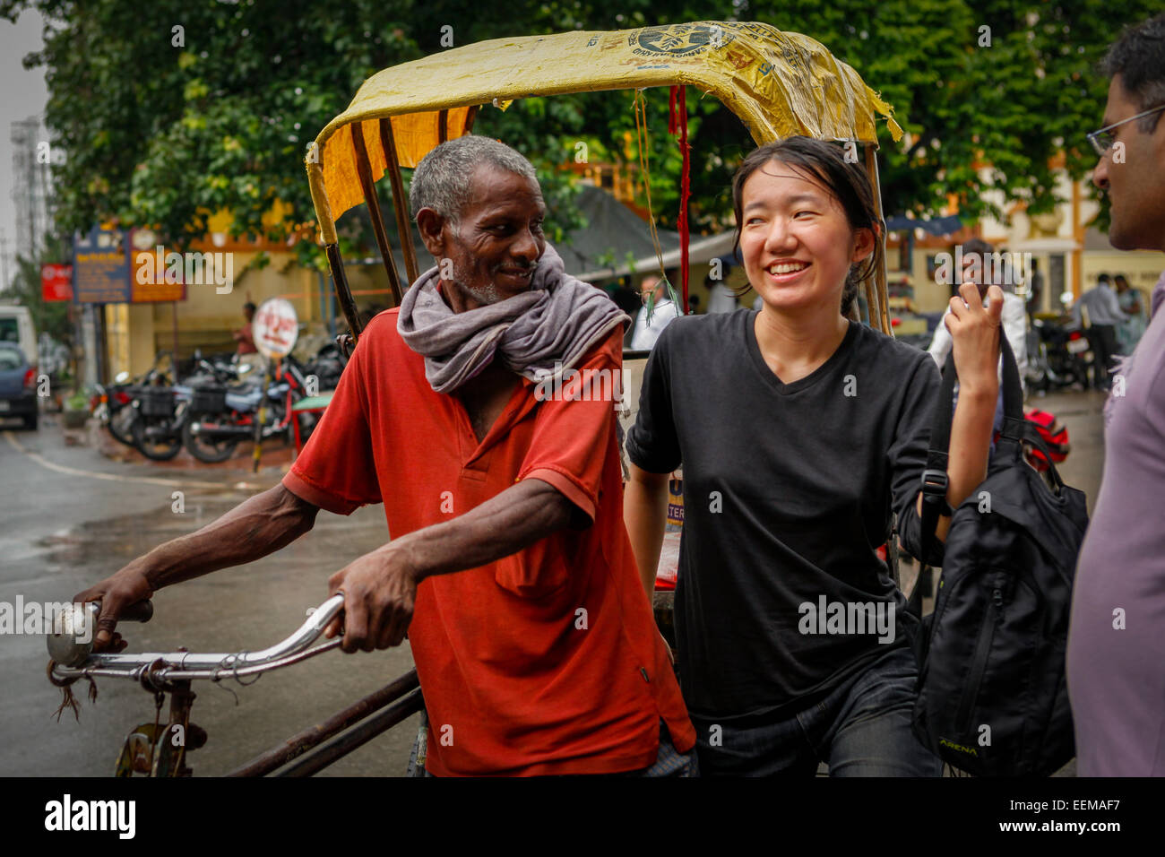 Un travailleur bénévole originaire de Corée du Sud ayant une courte conversation avec un chauffeur de pousse-pousse à Bihar, en Inde. Banque D'Images
