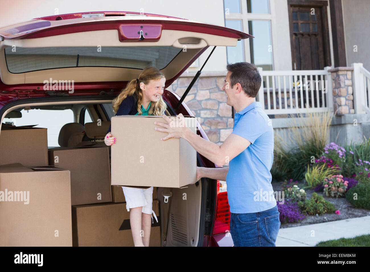 Caucasian family unpacking de boîtes de carton à partir de la location Banque D'Images