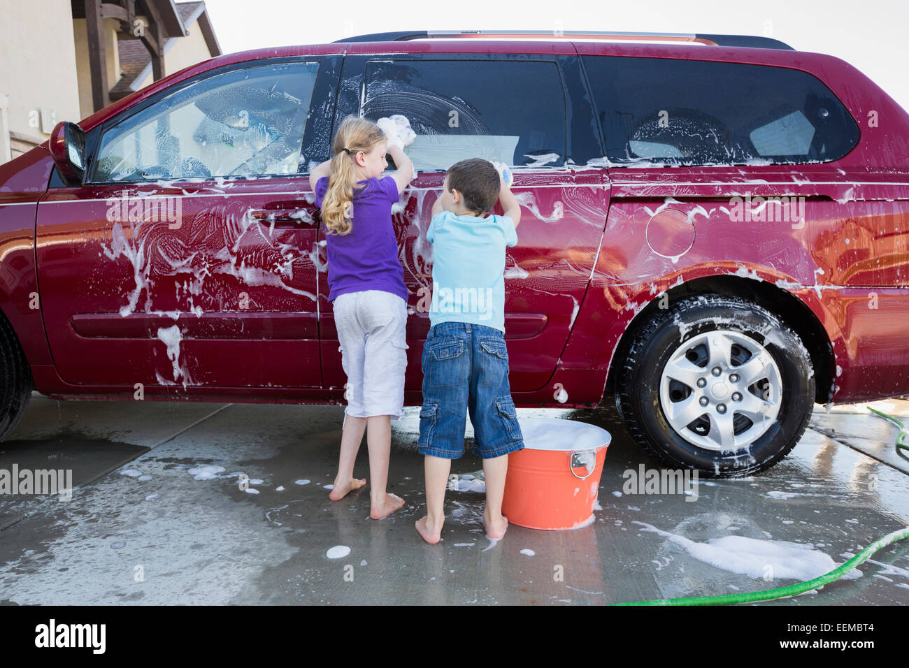 Des enfants de race blanche lave-voiture dans l'allée Banque D'Images