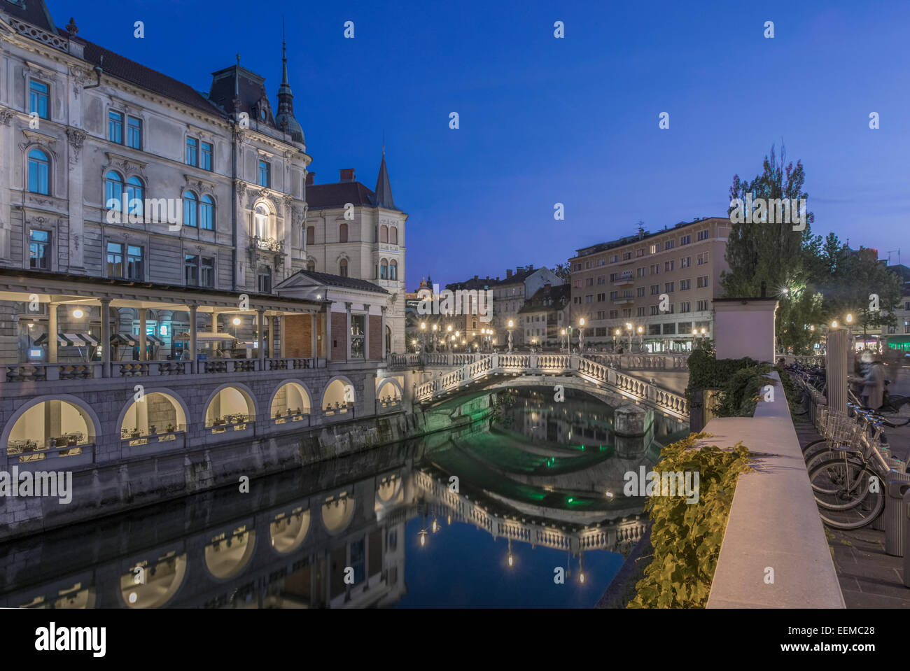 Bâtiments et passerelle au-dessus du canal urbain, Ljubljana, Slovénie, slovénie centrale Banque D'Images