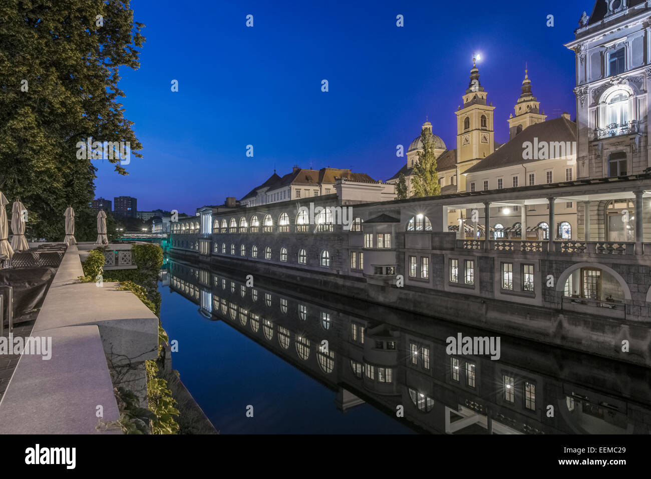 L'église et de l'allée près de urban canal, Ljubljana, Slovénie, slovénie centrale Banque D'Images