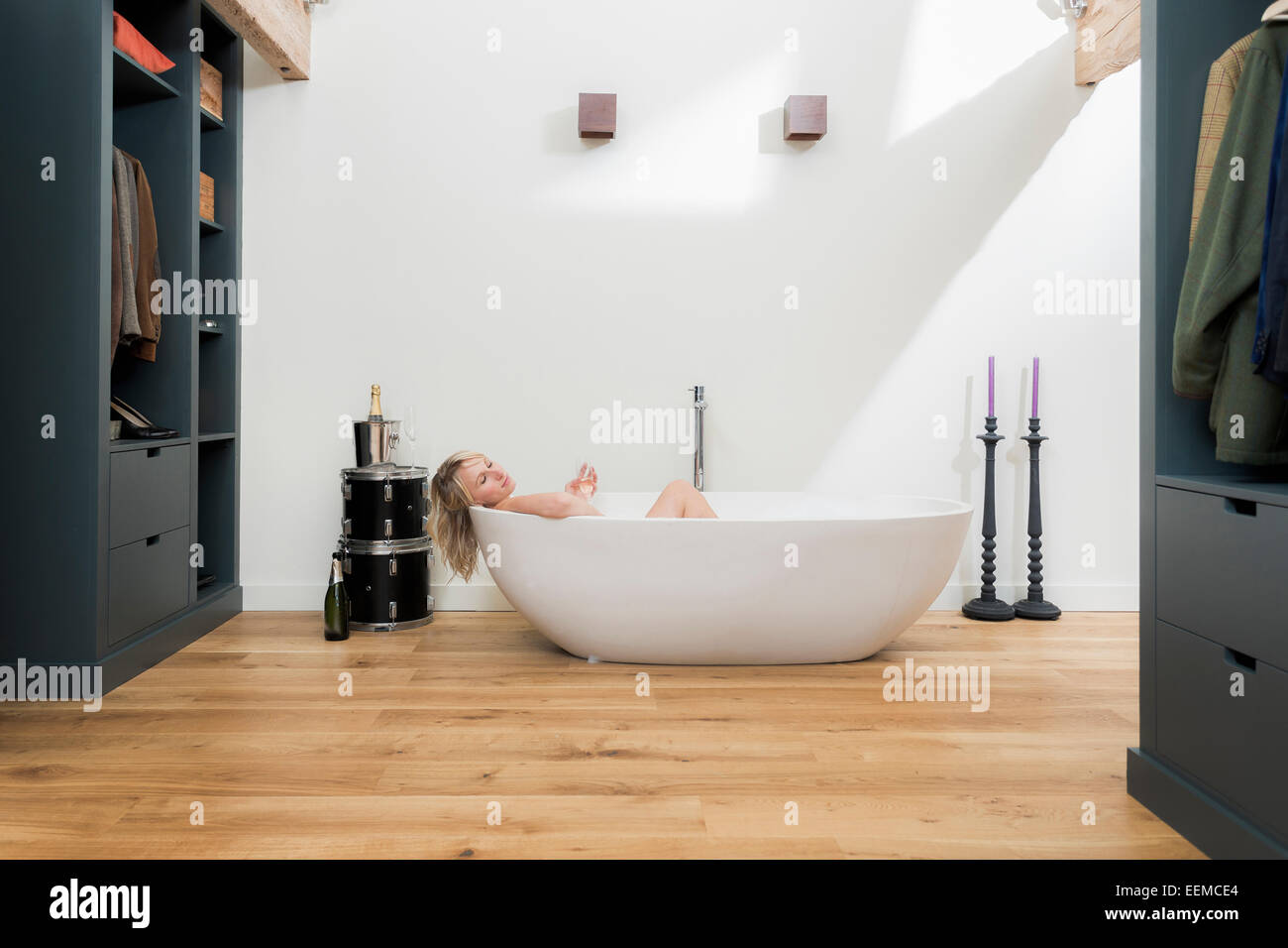 Caucasian woman relaxing in baignoire dans salle de bains moderne Banque D'Images