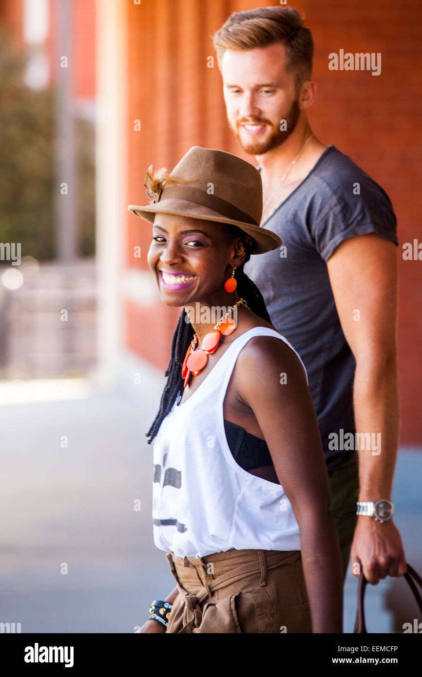 Couple walking together outdoors Banque D'Images