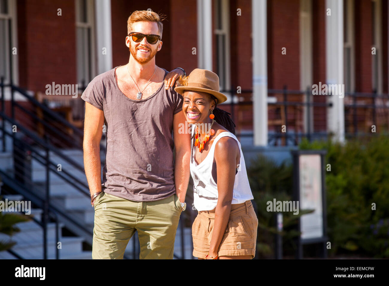 Laughing couple walking outdoors Banque D'Images