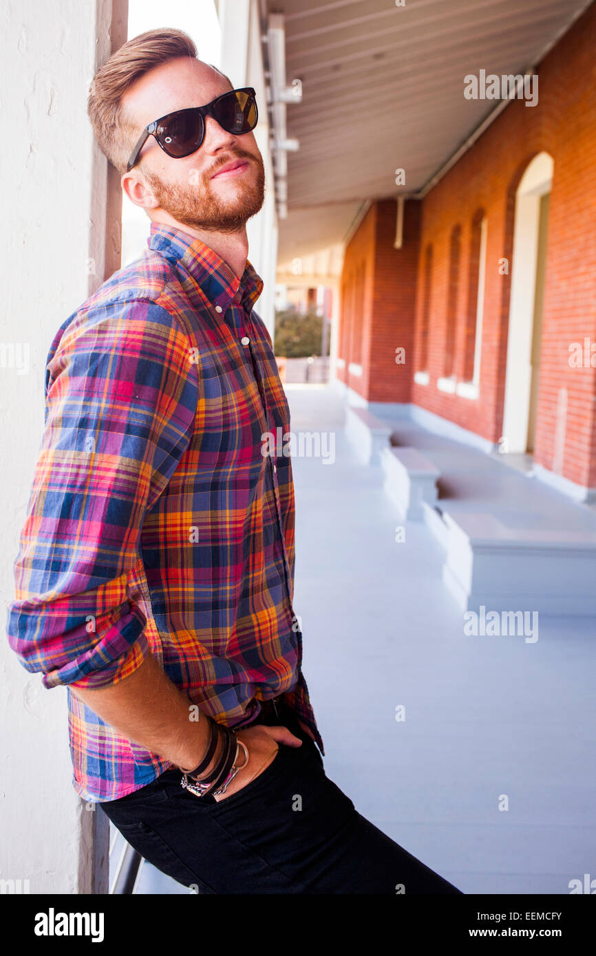 Caucasian man standing sous auvent Banque D'Images