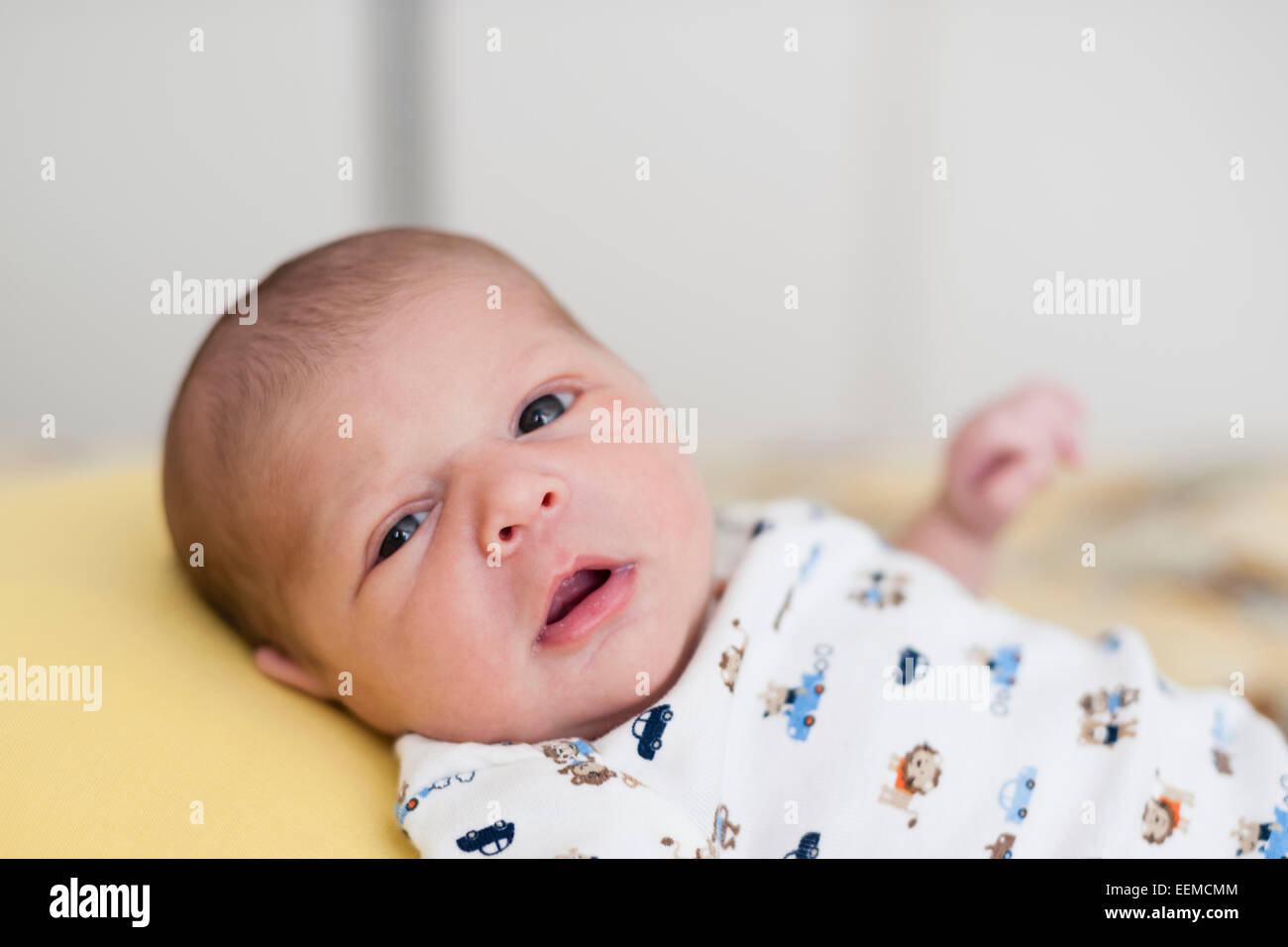 Close up of newborn caucasian baby looking at camera Banque D'Images