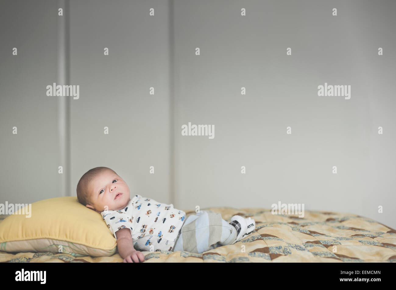 Newborn caucasian baby laying on bed Banque D'Images