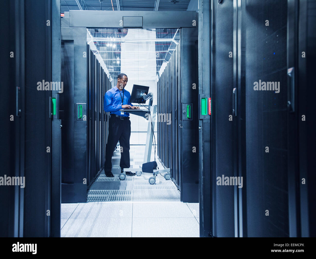 Ordinateur dans le business en salle serveur Banque D'Images