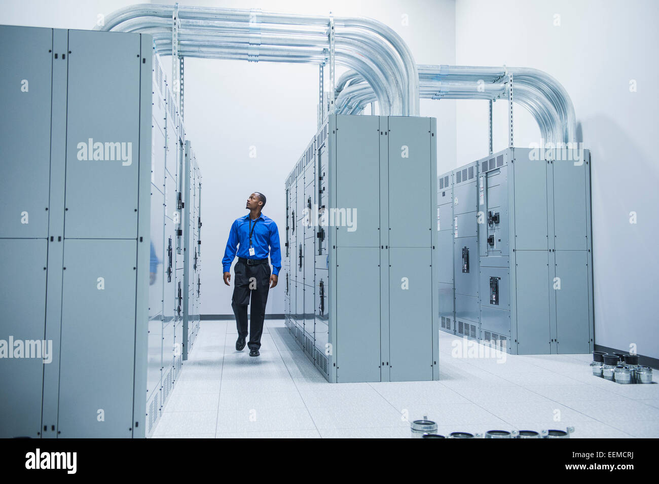 Black businessman walking in server room Banque D'Images