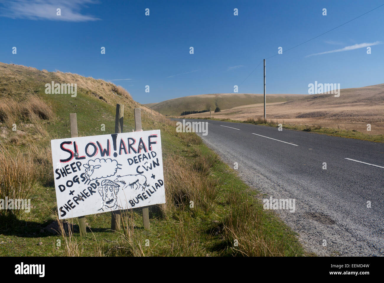 L'Araf lent cartoon style humoristique, peinte sur un panneau routier non officiel Cwmystwyth à Elan Valley mountain road Powys Pays de Galles UK Banque D'Images