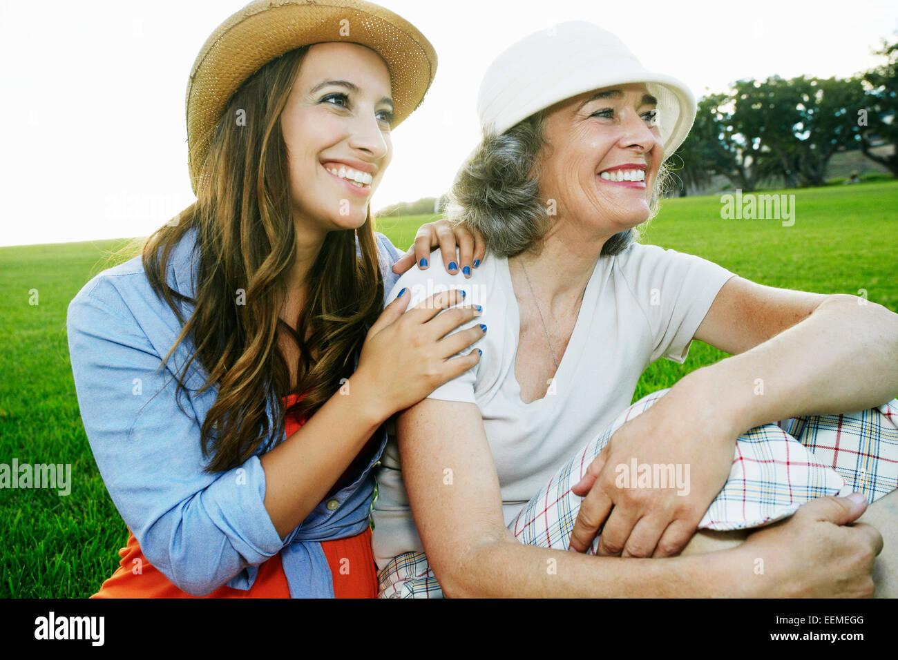Mère et fille smiling in park Banque D'Images