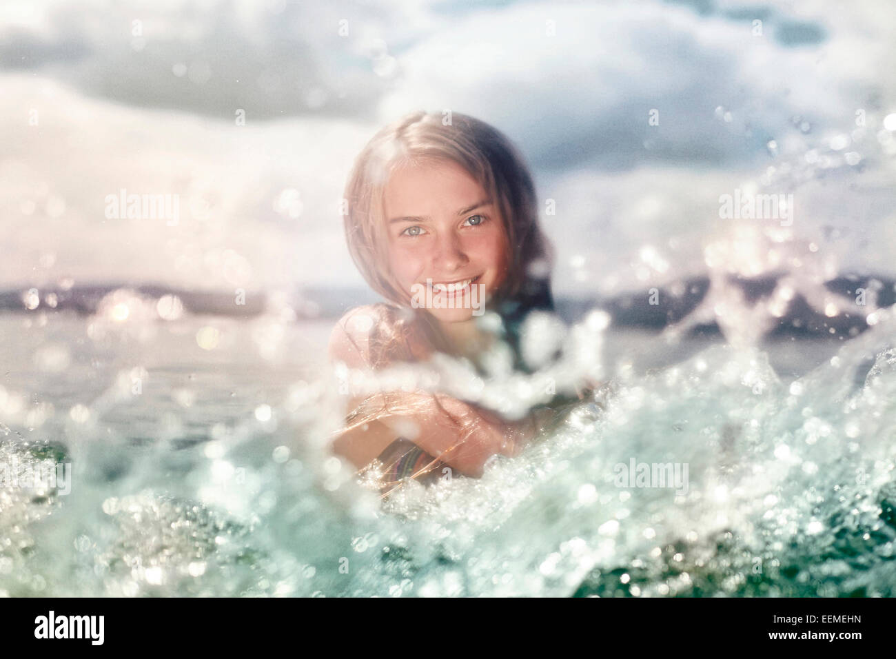 Caucasian girl splashing in lake Banque D'Images