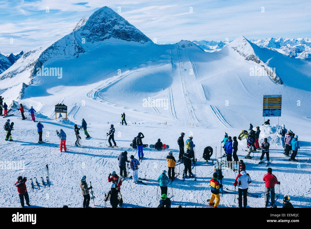 Glacier de Hintertux , Gefrorene Wand avec station de ski sommet Olperer en arrière-plan, Tirol, Autriche Banque D'Images