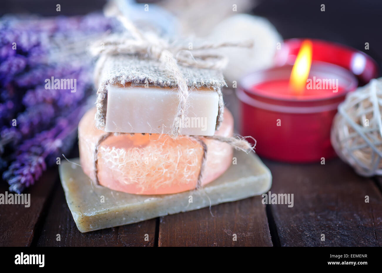 Les savons faits à la main sur la table en bois, objets spa Banque D'Images