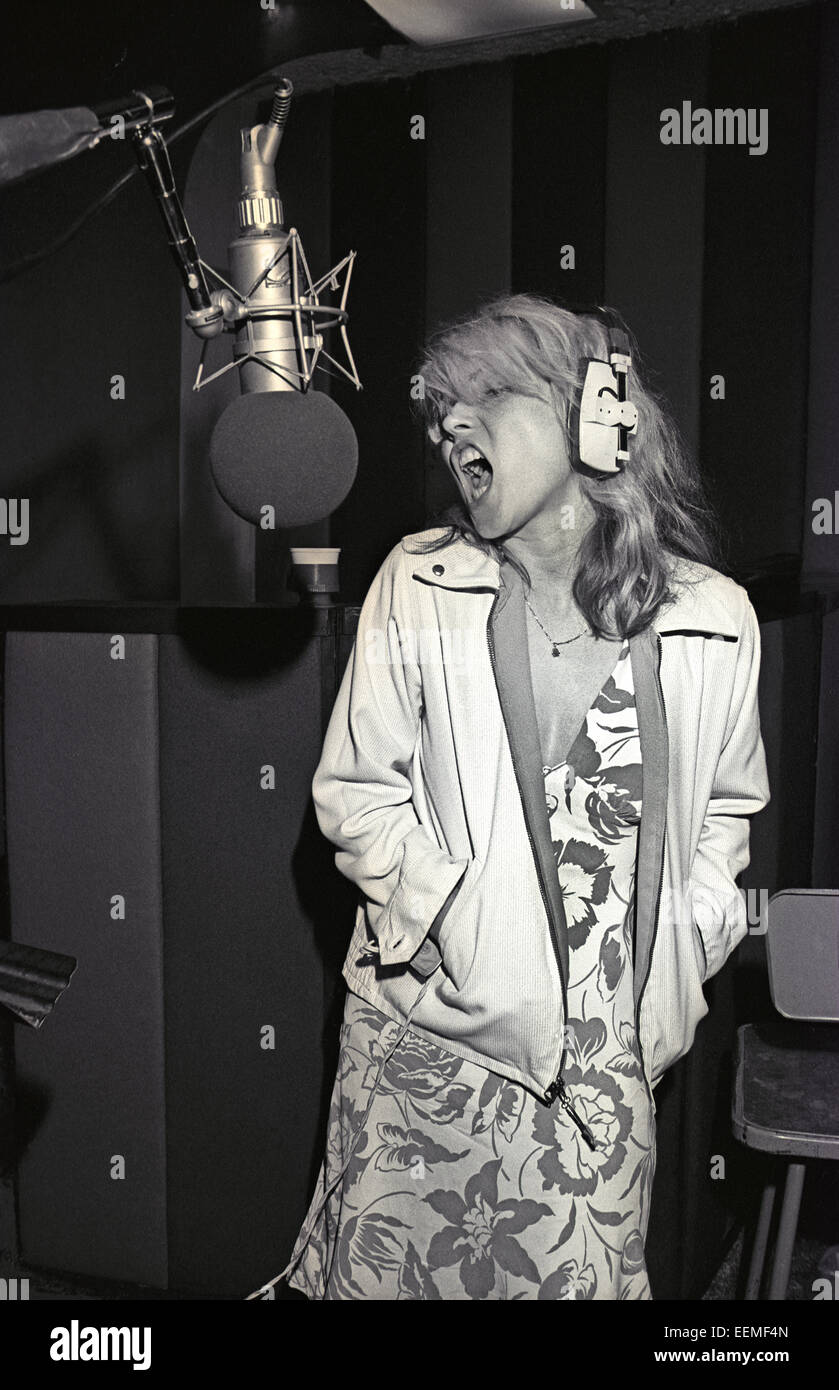Debbie Harry du groupe Blondie travaillant sur l'enregistrement de chant Lignes parallèles à la LP Record Plant, à New York, 1978 Banque D'Images
