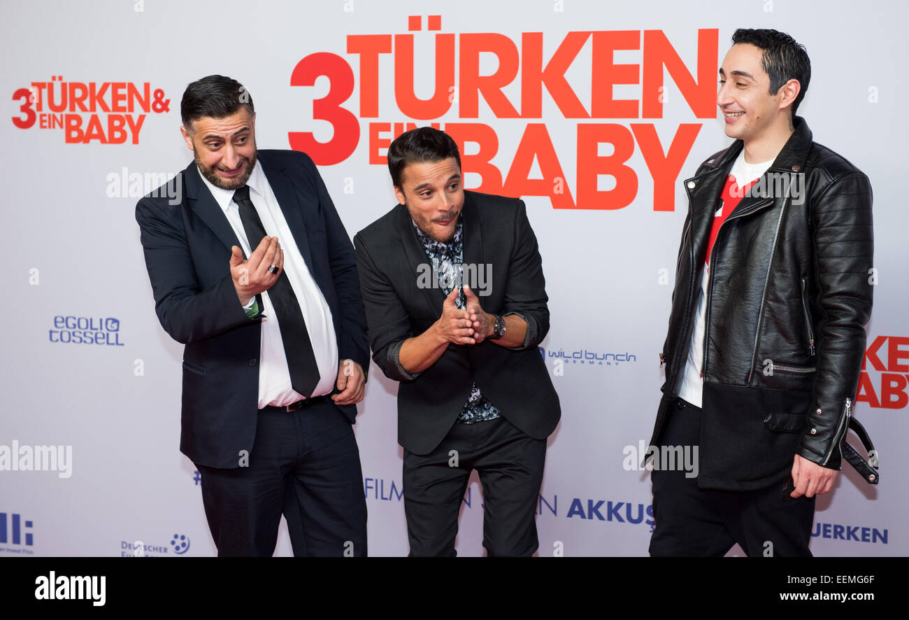 Berlin Allemagne 19 Jan 15 Le Cast Kostja Ullmann C Eko Fresh R Et Kida Khodr Ramadan L Arrivent Pour La Premiere De Leur Nouveau Film Trois Turcs Et Un Bebe A