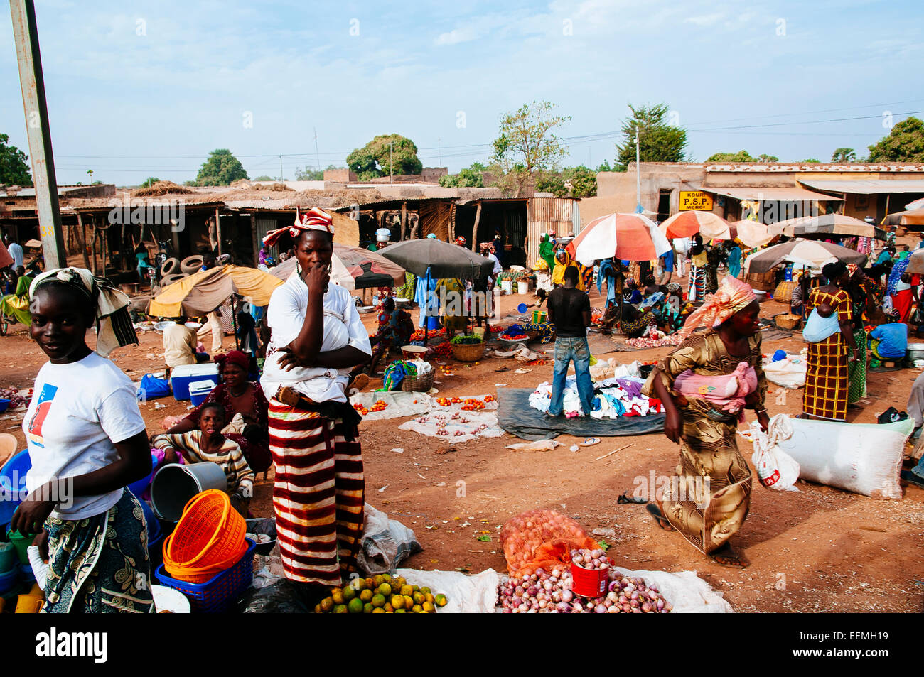 Marché dans un village, au Burkina Faso. Banque D'Images
