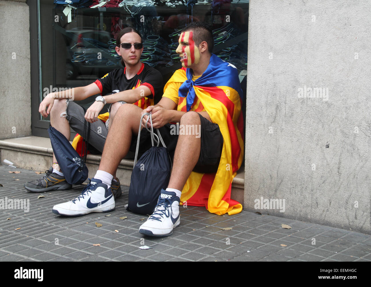 Les jeunes catalans célébrant la Journée nationale de la Catalogne (Diada Nacional de Catalunya) 11 septembre, Barcelone. Banque D'Images