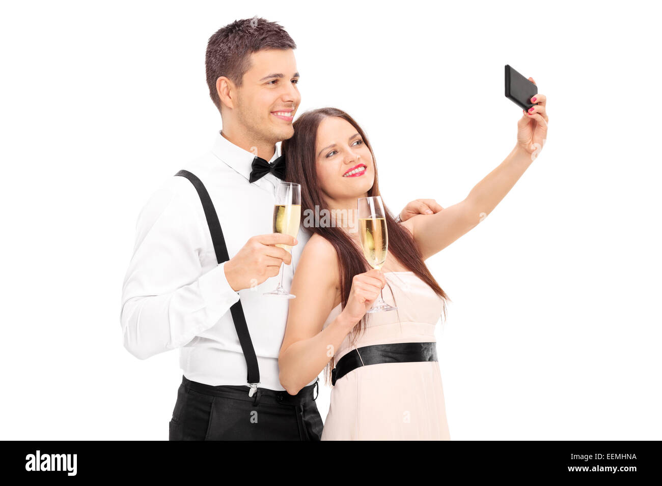 Young couple with cell phone selfies isolé sur fond blanc Banque D'Images