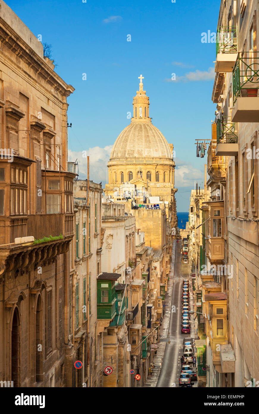 Dôme de l'église des Carmes et la rue historique et étroit, vieille Mint Street Valletta Malte eu Europe Banque D'Images
