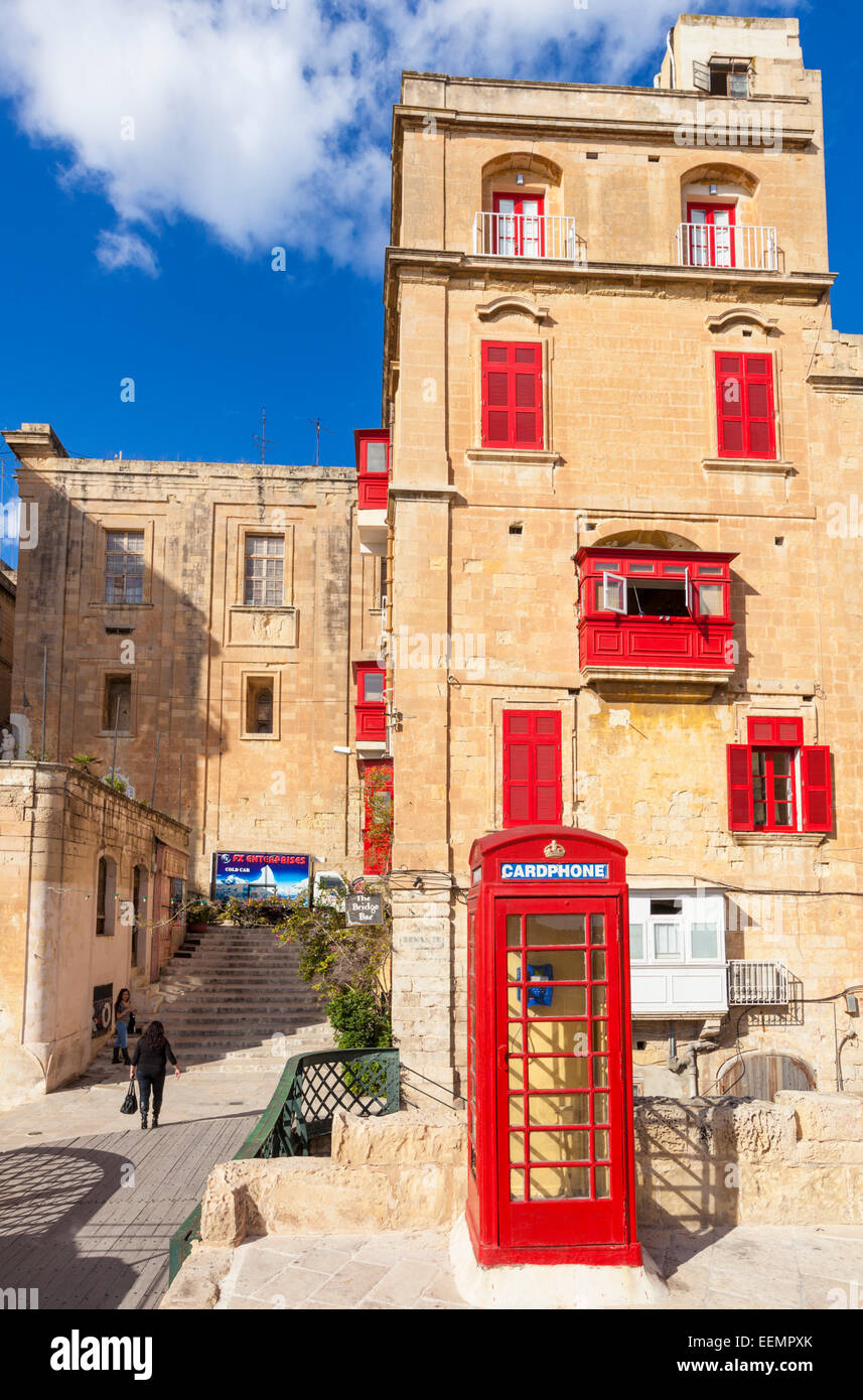 Téléphone rouge fort, d'un balcon et volets La Valette Malte eu Europe Banque D'Images