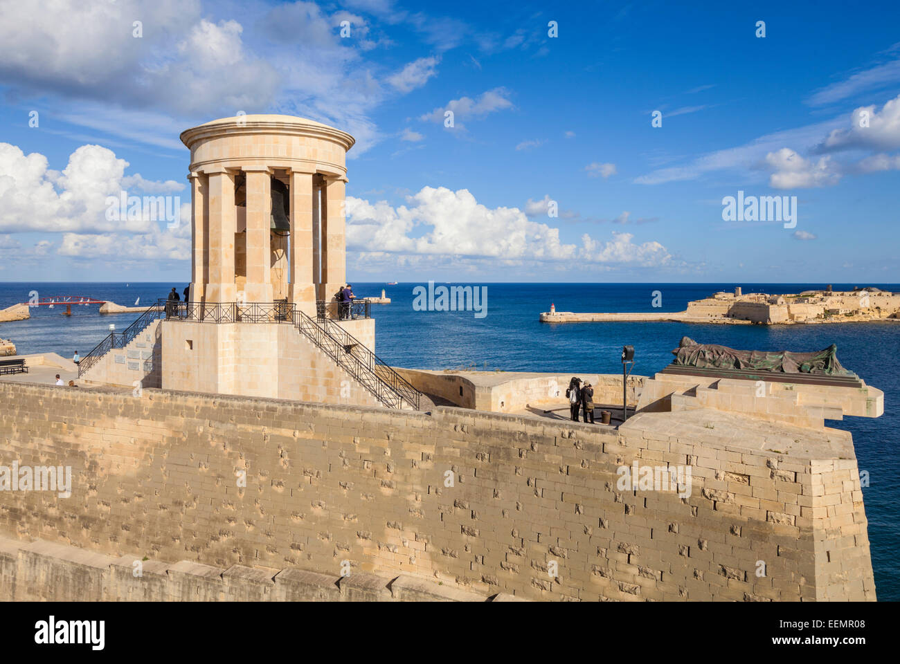 Siège Bell Memorial et la DEUXIÈME GUERRE MONDIALE, les marins perdus sur le grand monument de La Valette Malte Europe UE Harbour Banque D'Images