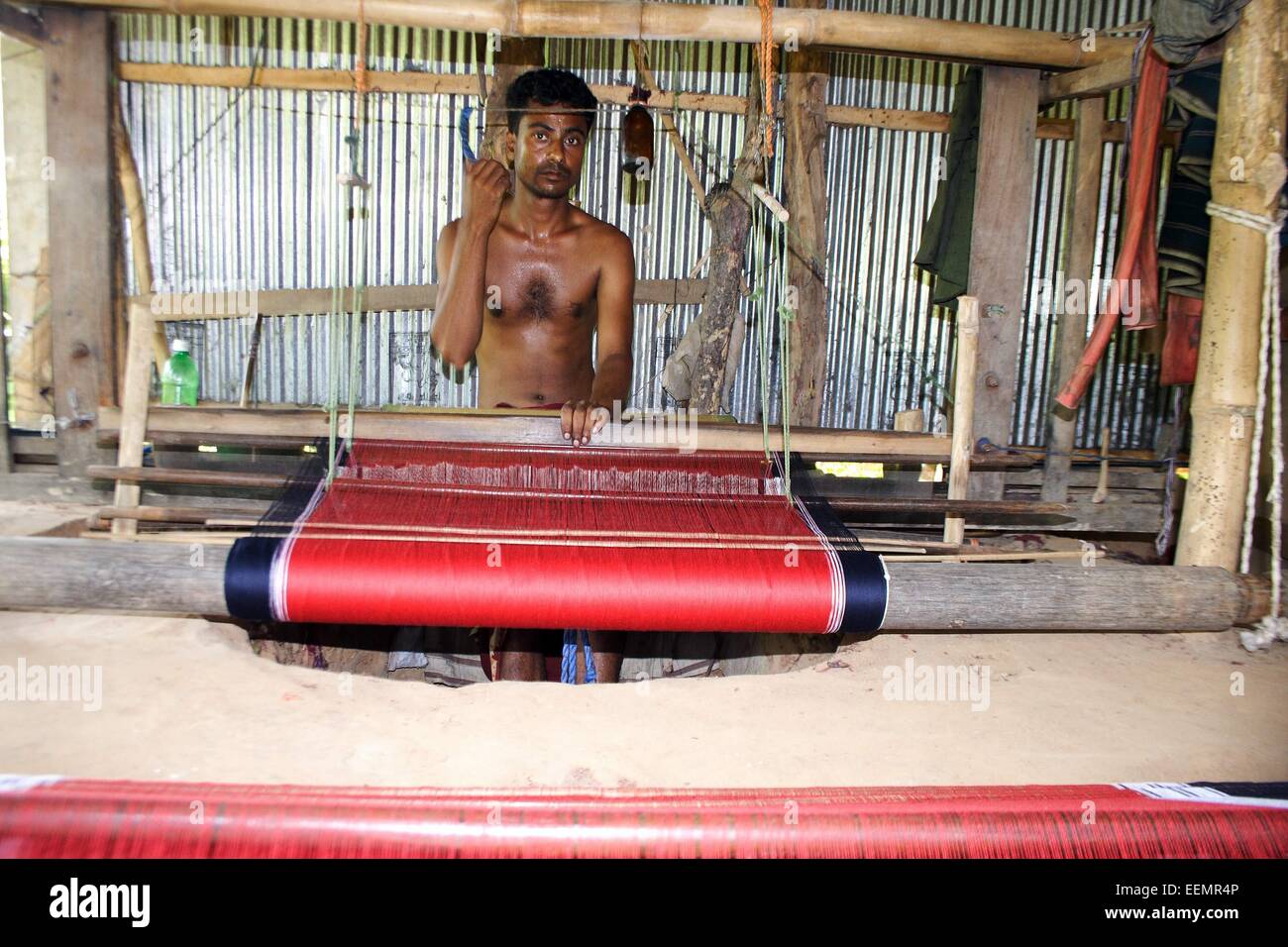 Bangladesh 10 janvier 2015. Un homme Tribal tissu tissage sur un vieux métier à tisser traditionnel. Banque D'Images