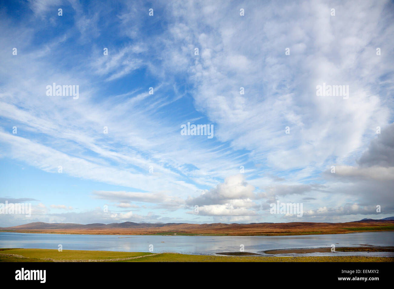 Les formations de nuages cirrus et altocumulus sur le Loch Gruinart à Islay Scotland UK est octobre 52387 Banque D'Images