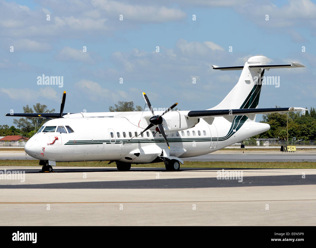 Avion à turbopropulseurs blanc garé sur une aire de ATR-42 Banque D'Images