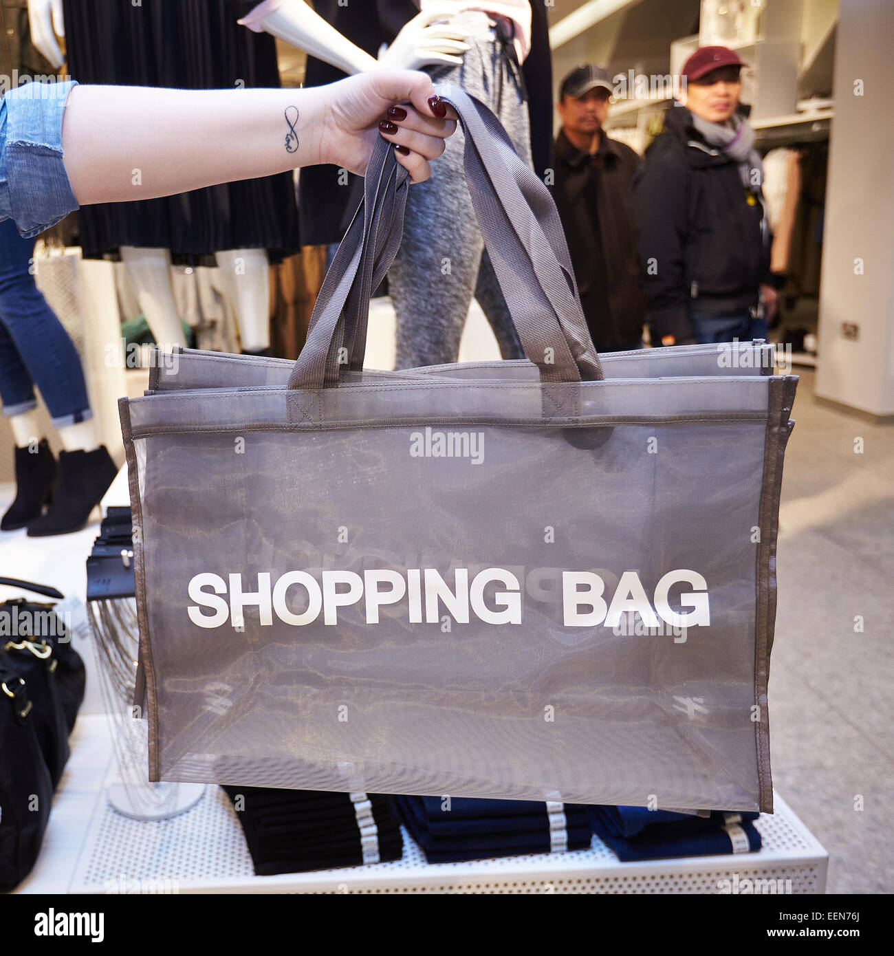 Woman holding Shopping bag dans un magasin H & M Photo Stock - Alamy