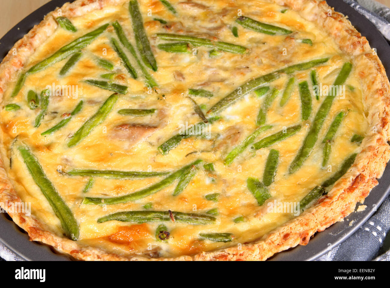 Quiche fraîchement cuit avec des haricots verts et du poulet Banque D'Images