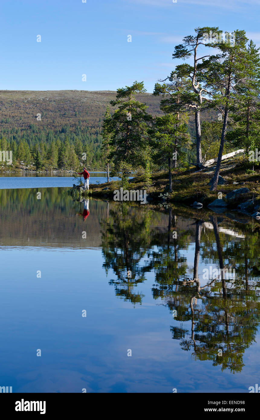 Des pêcheurs sur un lac dans la réserve naturelle de Rogen, Haerjedalen Août, Suède Banque D'Images