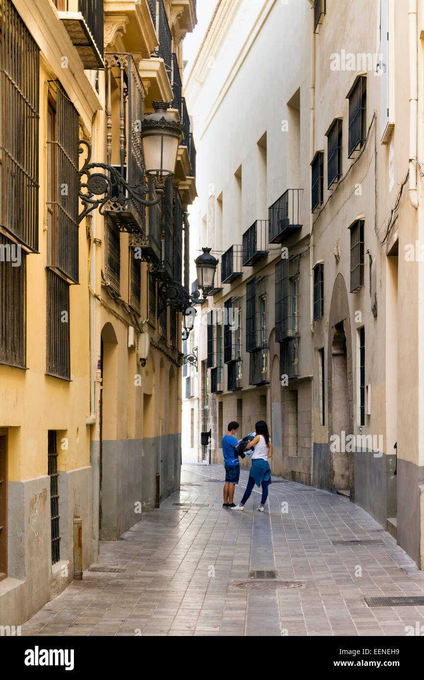 Jeune couple étudiant carte touristique dans un étroit backstreet de Valence en Espagne Banque D'Images