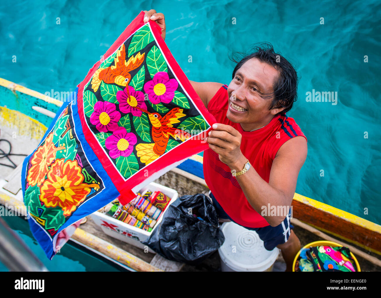 Vente vendeur Kuna tissu coloré, îles San Blas, Panama Banque D'Images