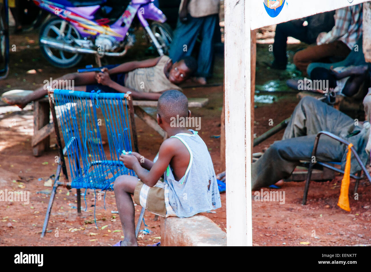 Le refroidissement des gens dans la rue, Bamako, Mali. Banque D'Images