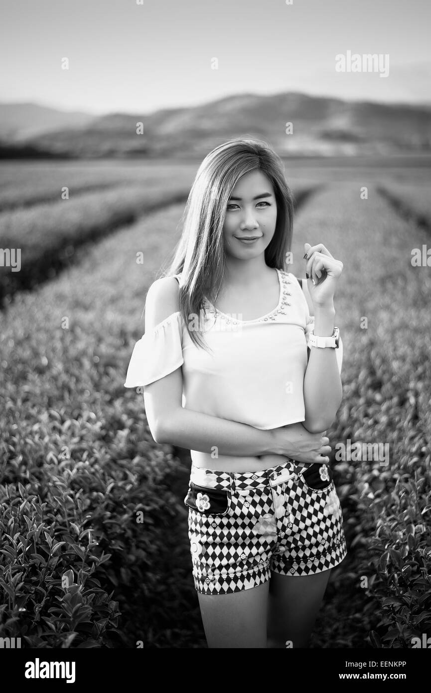 Noir et blanc Portrait femme thaïlandaise dans la plantation de thé , Chiangrai Thaïlande Banque D'Images