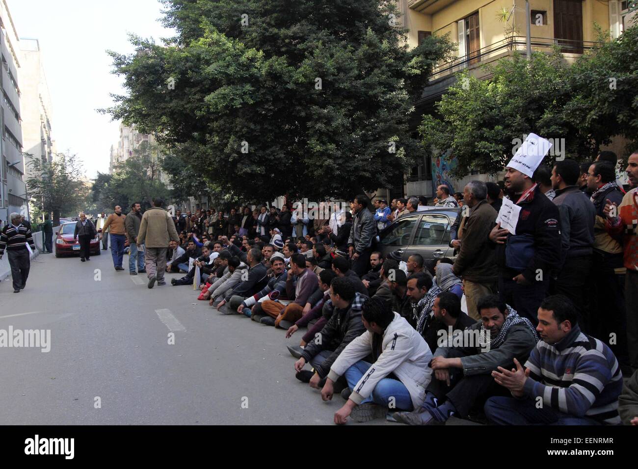 Le Caire, Égypte. 21 Jan, 2015. Les travailleurs des boulangeries égyptien, prendre part à une manifestation exigeant pour retourner à leur travail et à leurs traitements, à l'extérieur du Conseil des ministres égyptien, au Caire le 20 janvier 2015. Le déploiement réussi jusqu'à présent d'un nouveau ''smart card'' système pour distribuer du pain subventionné a été un succès majeur pour le gouvernement égyptien, d'économiser de l'argent tout en gagnant des éloges de familles qui n'ont plus à se réveiller tôt pour se battre pour pains © Amr Sayed/APA/Images/fil ZUMA Alamy Live News Banque D'Images