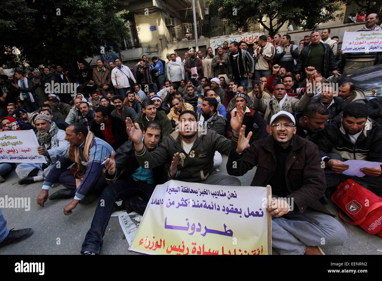 Le Caire, Égypte. 21 Jan, 2015. Les travailleurs des boulangeries égyptien, prendre part à une manifestation exigeant pour retourner à leur travail et à leurs traitements, à l'extérieur du Conseil des ministres égyptien, au Caire le 20 janvier 2015. Le déploiement réussi jusqu'à présent d'un nouveau ''smart card'' système pour distribuer du pain subventionné a été un succès majeur pour le gouvernement égyptien, d'économiser de l'argent tout en gagnant des éloges de familles qui n'ont plus à se réveiller tôt pour se battre pour pains © Amr Sayed/APA/Images/fil ZUMA Alamy Live News Banque D'Images