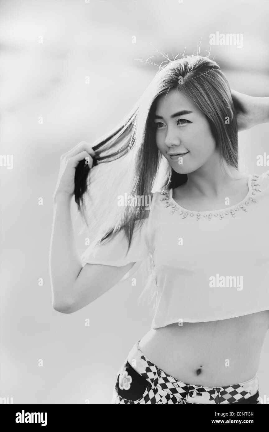 Noir et blanc Portrait Thai belle fille dans l'air extérieur Banque D'Images