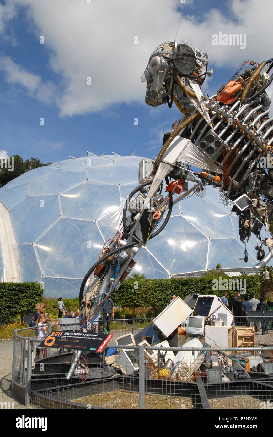 Eden Project, Cornwall, UK. Robotique énorme figure sculptée à partir de déchets d'équipements électriques. Banque D'Images